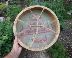 FRAME DRUM TANUM PETROGLYPHS SWEDEN 40CM - DRUMS, FLUTES{% if kategorie.adresa_nazvy[0] != zbozi.kategorie.nazev %} - DRUMS, FLUTES{% endif %}