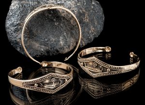 VIKING SHIP WITH RUNES, BRONZE BRACELET - HISTORISCHEN REPLIKEN AUS BRONZE{% if kategorie.adresa_nazvy[0] != zbozi.kategorie.nazev %} - SCHMUCKSTÜCKE{% endif %}