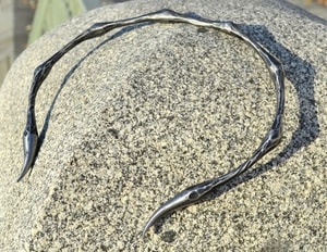 TORQUES - BIOINDUSTRIAL, FORGED NECKLACE - FORGED JEWELRY, TORCS, BRACELETS{% if kategorie.adresa_nazvy[0] != zbozi.kategorie.nazev %} - JEWELLERY - BRONZE, ZINC{% endif %}