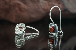 AMBRA, AMBRE, BOUCLES D'OREILLES EN ARGENT - BOUCLES D'OREILLES - BIJOUX HISTORIQUE{% if kategorie.adresa_nazvy[0] != zbozi.kategorie.nazev %} - BIJOUX EN ARGENT{% endif %}