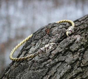 HUGINN AND MUNINN, VIKING TORC, BRASS - FORGED JEWELRY, TORCS, BRACELETS{% if kategorie.adresa_nazvy[0] != zbozi.kategorie.nazev %} - JEWELLERY - BRONZE, ZINC{% endif %}