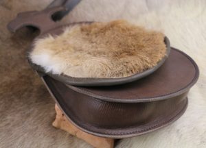 SCOTTISH SPORRAN WITH FUR - TASCHEN{% if kategorie.adresa_nazvy[0] != zbozi.kategorie.nazev %} - LEDERPRODUKTE{% endif %}