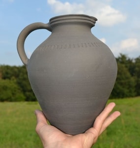 MEDIEVAL JUG, BUDWEISS, BOHEMIA, XIV. CENTURY - GESCHIRR UND TASSE{% if kategorie.adresa_nazvy[0] != zbozi.kategorie.nazev %} - KERAMIK{% endif %}