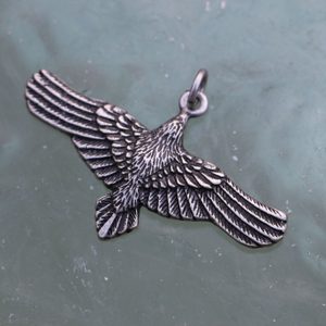 FLYING CROW - RAVEN, ZINC PENDANT - VIKING PENDANTS{% if kategorie.adresa_nazvy[0] != zbozi.kategorie.nazev %} - JEWELLERY - BRONZE, ZINC{% endif %}