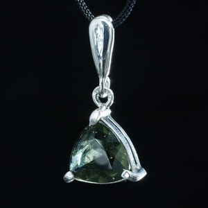 TRIANGULAR, SILVER PENDANT WITH MOLDAVITE, AG 925 - MOLDAVITES, CZECH{% if kategorie.adresa_nazvy[0] != zbozi.kategorie.nazev %} - SILVER JEWELLERY{% endif %}