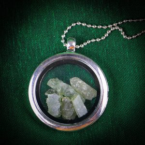 MOLDAVITE STEEL FLOATING LOCKET, ORIGINAL FROM THE CZECH REPUBLIC - MOLDAVITE{% if kategorie.adresa_nazvy[0] != zbozi.kategorie.nazev %} - SILBER SCHMUCKSTÜCKE{% endif %}