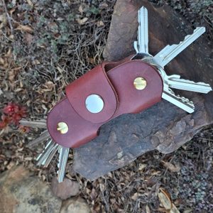 LEATHER KEYCHAIN WITH SCREWS, COGNAC - KEYCHAINS, WHIPS, OTHER{% if kategorie.adresa_nazvy[0] != zbozi.kategorie.nazev %} - LEATHER PRODUCTS{% endif %}