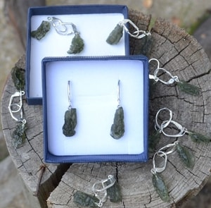 WILTH AHWA, RAW MOLDAVITE STERLING SILVER EARRINGS - MOLDAVITES, CZECH{% if kategorie.adresa_nazvy[0] != zbozi.kategorie.nazev %} - SILVER JEWELLERY{% endif %}