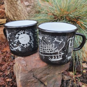 TANUM ROCK CARVINGS ENAMEL MUG - MUGS, GOBLETS, SCARVES{% if kategorie.adresa_nazvy[0] != zbozi.kategorie.nazev %} - HOME DECOR{% endif %}