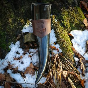 DRINKING HORN 0,3  + THOR'S HAMMER LEATHER HOLDER - TRINKHÖRNER{% if kategorie.adresa_nazvy[0] != zbozi.kategorie.nazev %} - HORNPRODUKTE{% endif %}