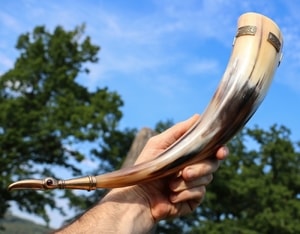 IVAR, VIKING DRINKING HORN, BRONZE FITTINGS 0.5 L - DRINKING HORNS{% if kategorie.adresa_nazvy[0] != zbozi.kategorie.nazev %} - HORN PRODUCTS{% endif %}