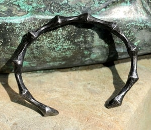 BIO INDUSTRIAL, FORGED BRACELET, IRON - FORGED JEWELRY, TORCS, BRACELETS{% if kategorie.adresa_nazvy[0] != zbozi.kategorie.nazev %} - JEWELLERY - BRONZE, ZINC{% endif %}