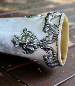 ART NOUVEAU DRINKING HORN WITH MASKARON, PEWTER - HORNS WITH TIN{% if kategorie.adresa_nazvy[0] != zbozi.kategorie.nazev %} - HORN PRODUCTS{% endif %}