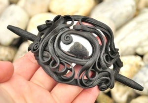 HAIR BROOCH WITH OBSIDIAN - SCHMUCK MIT STEINEN{% if kategorie.adresa_nazvy[0] != zbozi.kategorie.nazev %} - SCHMUCKSTÜCKE{% endif %}