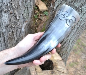 CARVED DRINKING HORN, SLAVIC SWASTIKA - TRINKHÖRNER{% if kategorie.adresa_nazvy[0] != zbozi.kategorie.nazev %} - HORNPRODUKTE{% endif %}