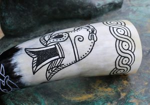 VIKING RAVEN, CARVED DRINKING HORN - DRINKING HORNS{% if kategorie.adresa_nazvy[0] != zbozi.kategorie.nazev %} - HORN PRODUCTS{% endif %}