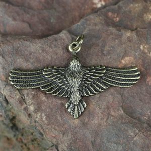 FLYING CROW - RAVEN, ZINC PENDANT, ANT. BRASS - VIKING PENDANTS{% if kategorie.adresa_nazvy[0] != zbozi.kategorie.nazev %} - JEWELLERY - BRONZE, ZINC{% endif %}