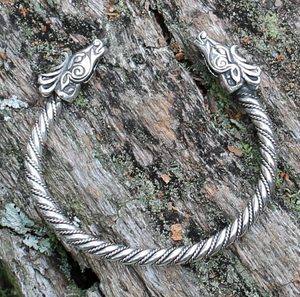 FIANNA, KELTISCHER HIRSCH, SILBERNES ARMBAND - ARMBÄNDER{% if kategorie.adresa_nazvy[0] != zbozi.kategorie.nazev %} - SILBER SCHMUCKSTÜCKE{% endif %}