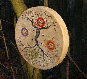 TREE OF LIFE, SHAMANIC FRAME DRUM 40 CM - DRUMS, FLUTES{% if kategorie.adresa_nazvy[0] != zbozi.kategorie.nazev %} - DRUMS, FLUTES{% endif %}