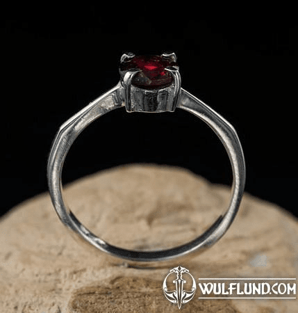 OCULAR, STERLING SILVER RING WITH GARNET