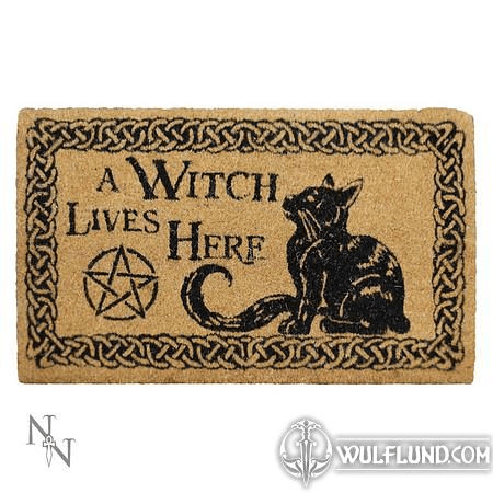 A WITCH LIVES HERE DOORMAT 45X75CM