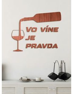 Nápis na stenu s citátom "Vo víne je pravda"
