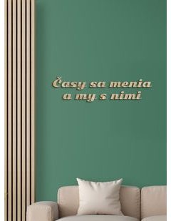 Drevený nápis s citátom "Časy sa menia a my s nimi"