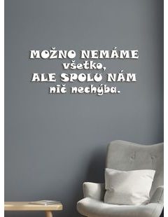 Drevený nápis "Možno nemáme všetko, ale spolu nám nechýba nič"