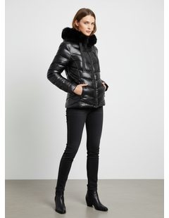 Dámska prešívaná bunda s kožušinou čierna