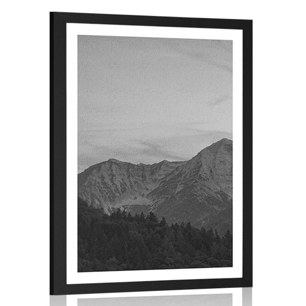 Plakát s paspartou hory v černobílém provedení