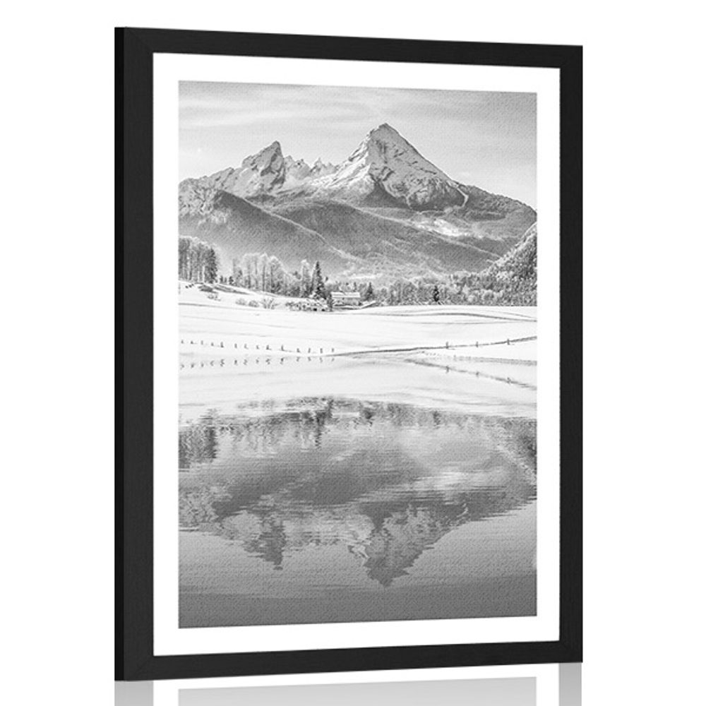 Plakát s paspartou zasněžená krajina v Alpách v černobílém provedení