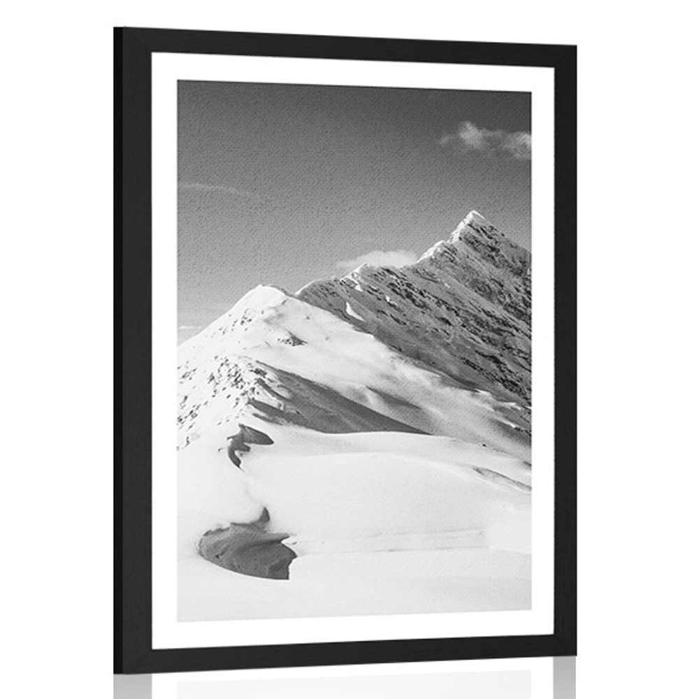 Plagát s paspartou zasnežené pohorie v čiernobielom prevedení