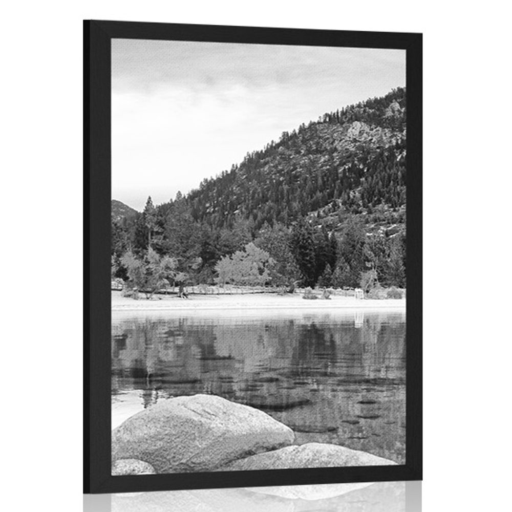 Plakát jezero v přírodě v černobílém provedení