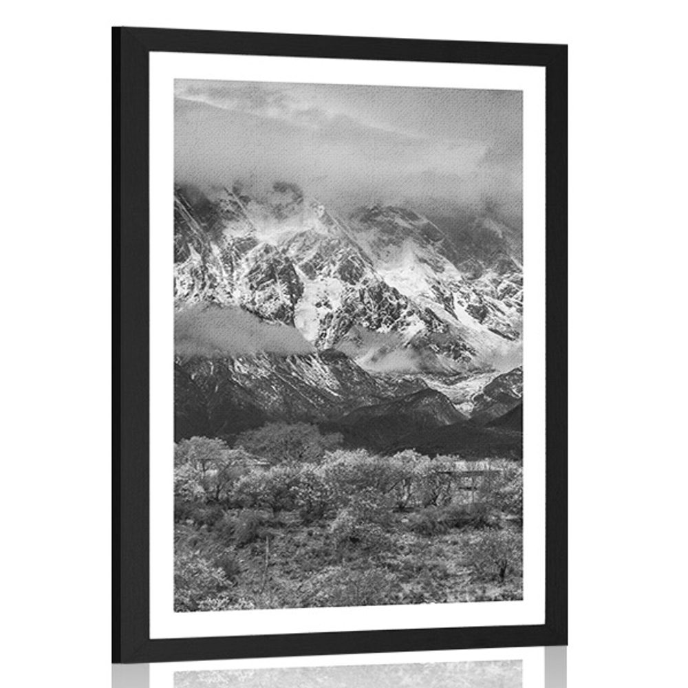 Plakát s paspartou jedinečná horská krajina v černobílém provedení