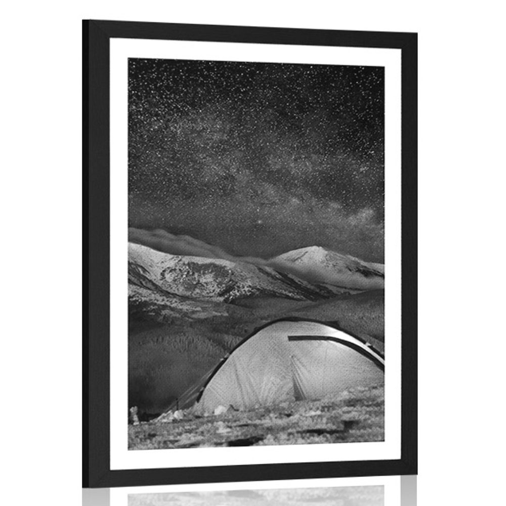 Plakát s paspartou stan pod noční oblohou v černobílém provedení