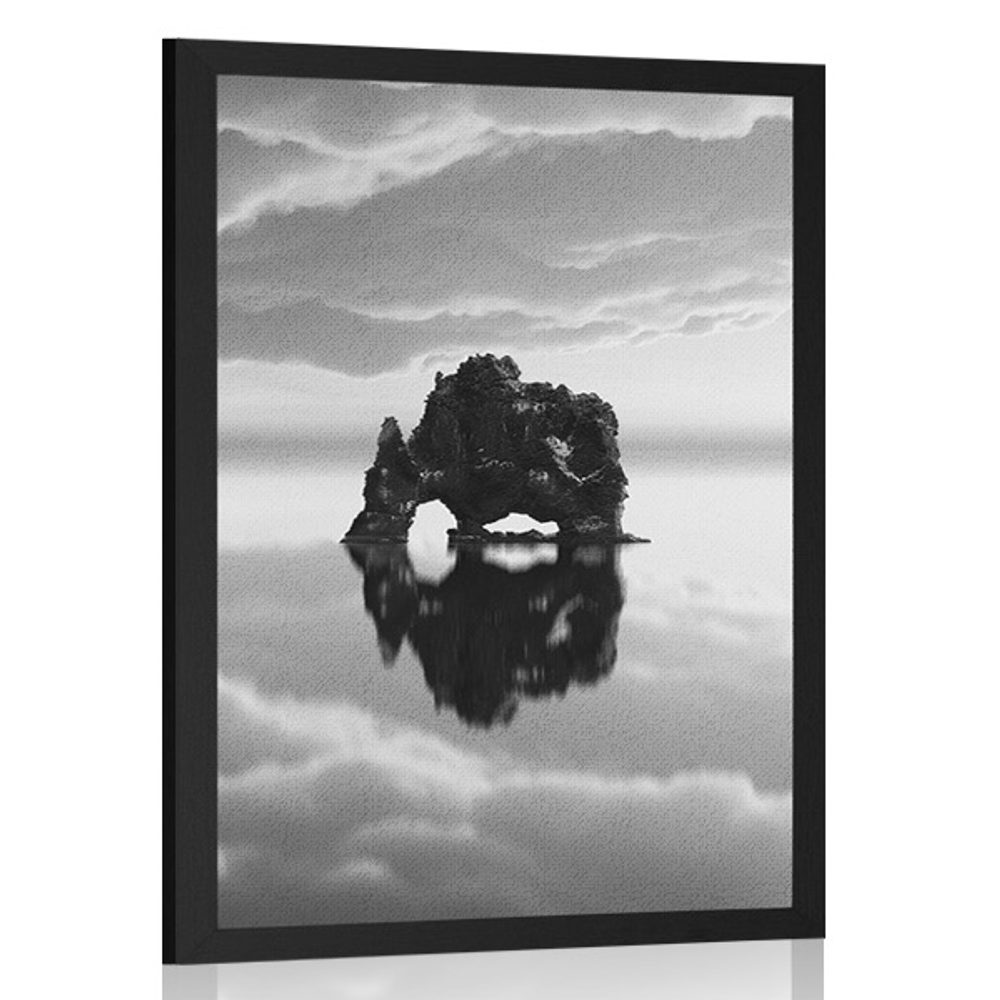Plakát skála pod oblaky v černobílém provedení