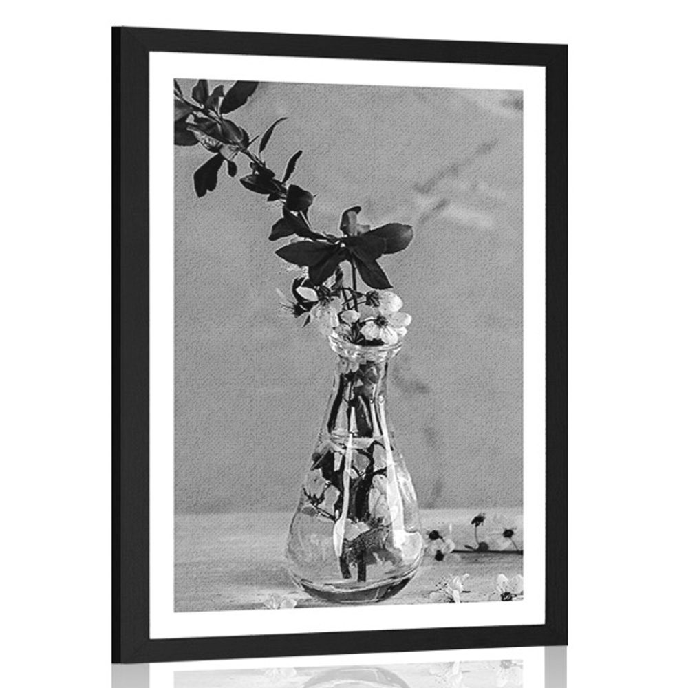 Plakát s paspartou větvička třešně ve váze v černobílém provedení