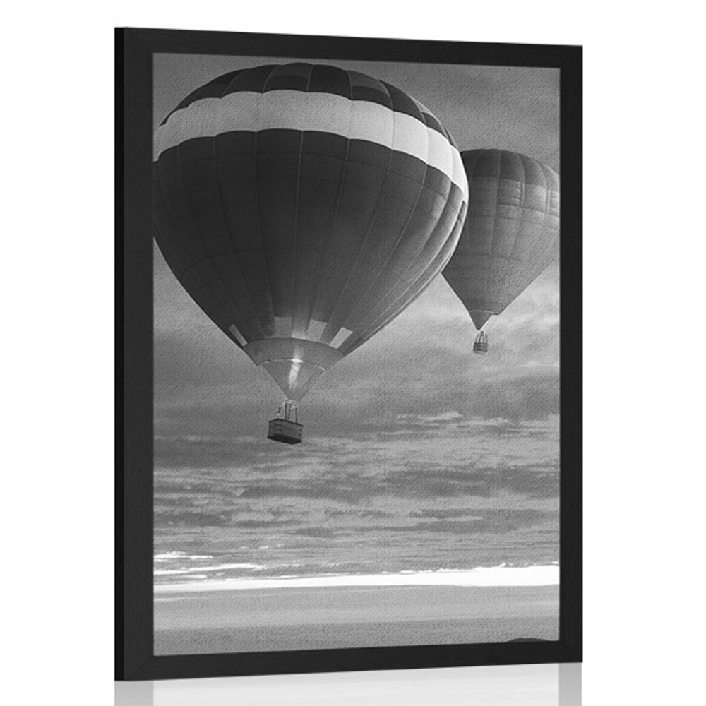 Plakát přelet balónů nad horami v černobílém provedení