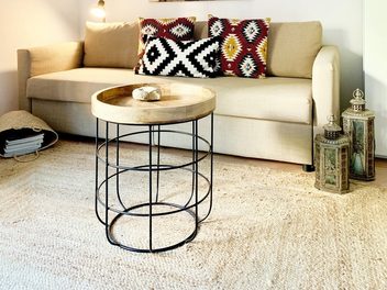 obývačka, béžový pletený koberec