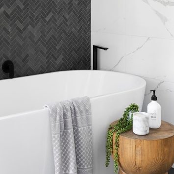 biela vaňa, moderná kúpeľňa, drevený doplnok, čierny obklad do kúpeľni 