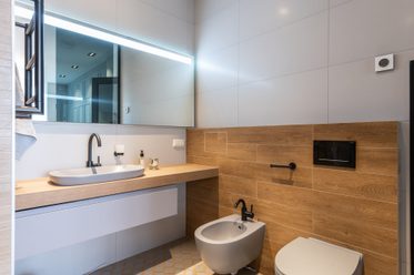 moderná kúpeľňa a moderné LED osvetlenie na zrkadle