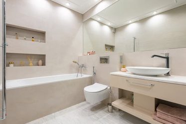 moderná kúpeľňa a bodové osvetlenie v kúpeľni