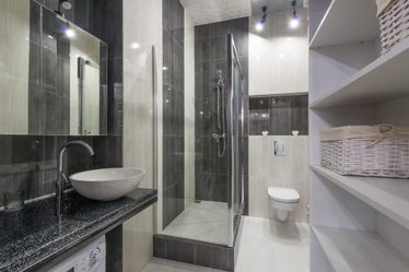čierno-sivá moderná kúpeľňa - murovaný sprchový kút
