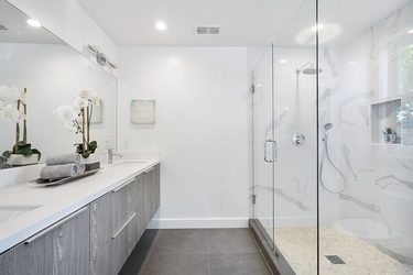 sivá kúpeľňa