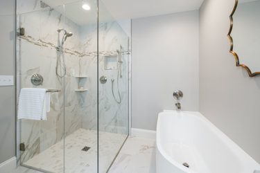 biela kúpeľňa - vaňa, sprchový kút