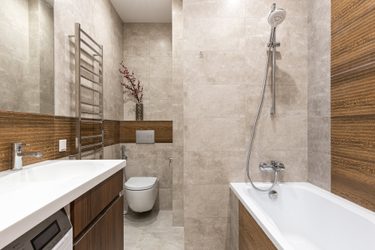 moderná kúpeľňa - vaňa so sprchou
