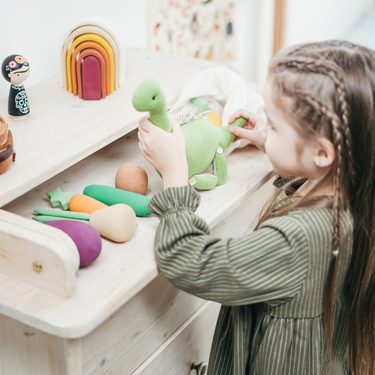 montessori detská izba - dieťa sa hrá s montessori hračkami