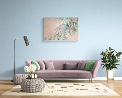 moderná obývačka s fialovou sedačkou a obrazom s abstraktnými kvetmi