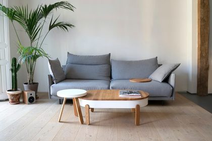 moderná obývačka so šedou sedačkou