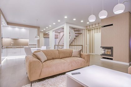 moderné bývanie, obývačka spojená s kuchyňou